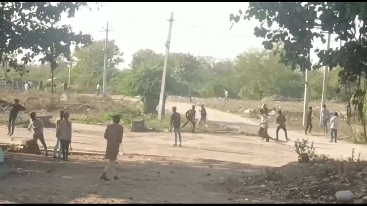 Rajasthan: 30 injured while playing 'Patthar Mar Holi' in Dungarpur's Bhiluda| Viral Video