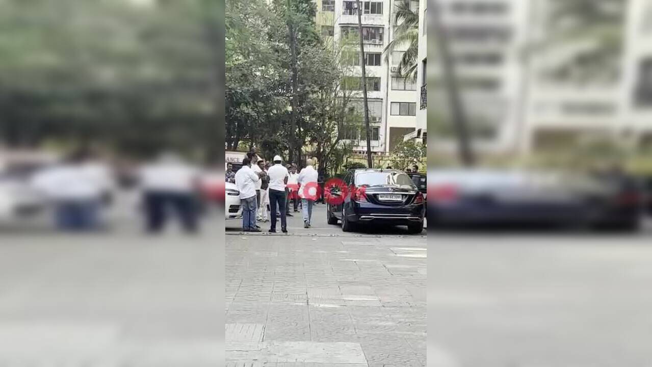 Rakesh Roshan arrives with brother Rajesh Roshan to pay his last