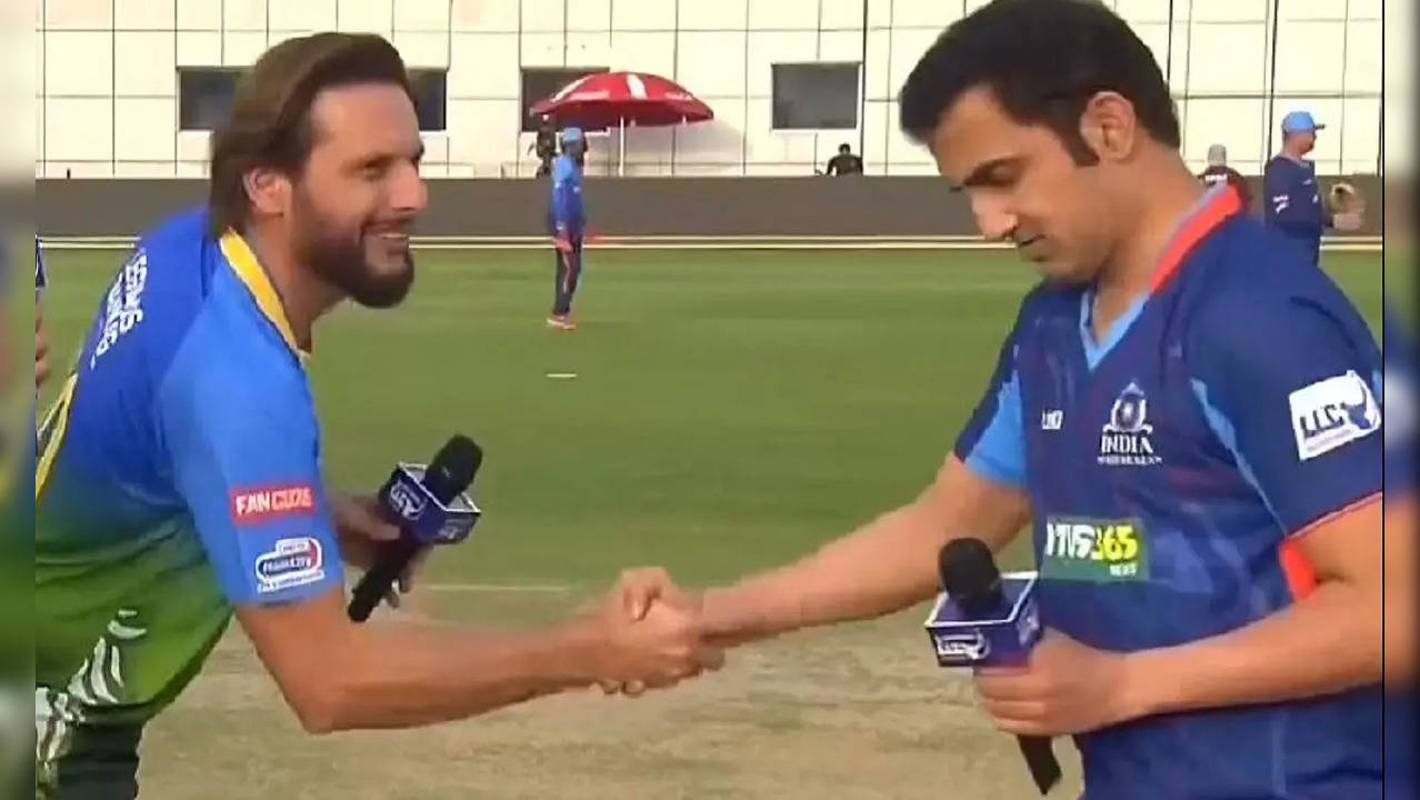 Gambhir Afridi viral handshake photo.