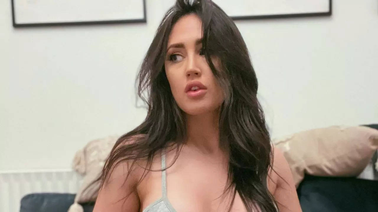 Hollywood Herion Megan Fox Sex Video - Megan Fox lookalike quits Amazon to make Rs 24 lakh per month as OnlyFans  model | Viral News, Times Now