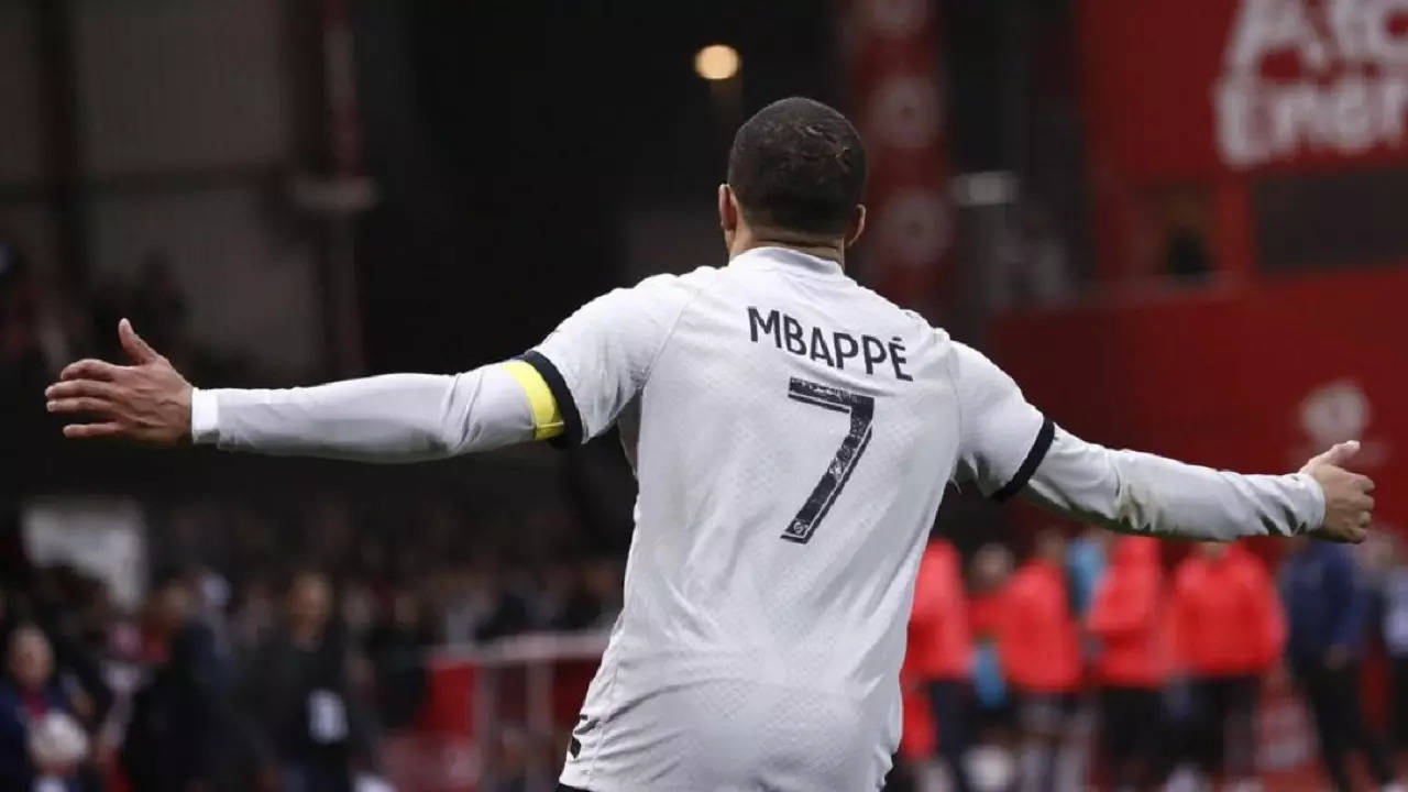 Kylian Mbappe anota el gol de la victoria en el último minuto cuando el Paris Saint-Germain se recupera de la salida de Europa