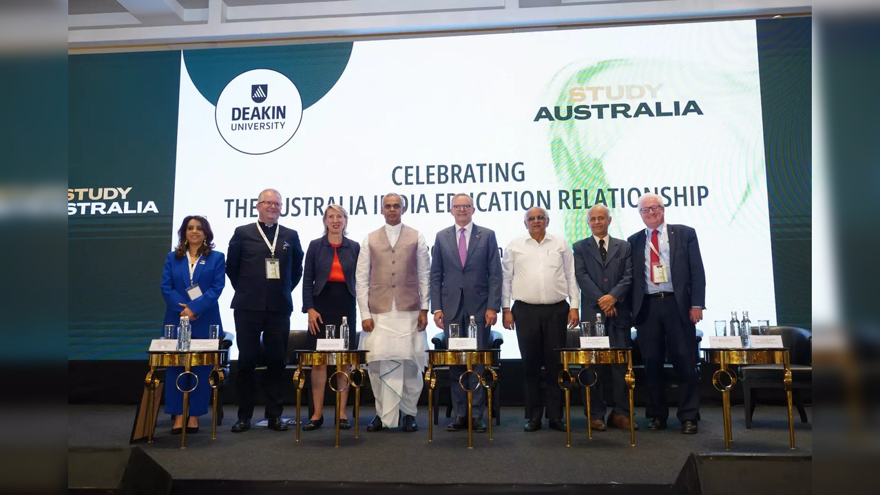 (Left to right) Ms Ravneet Pawha, Professor Iain Martin, Ms Catriona Jackson, His Excellency Acharya Devvrat, The Hon Anthony Albanese MP, Shri Bhupendrabhai Patel, Mr Sudhir Mankad and Mr John Stanhope AM.