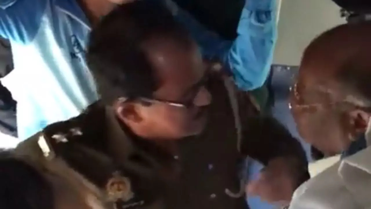 A TTE stands up to a UP police officer travelling without ticket aboard a train | Screenshot