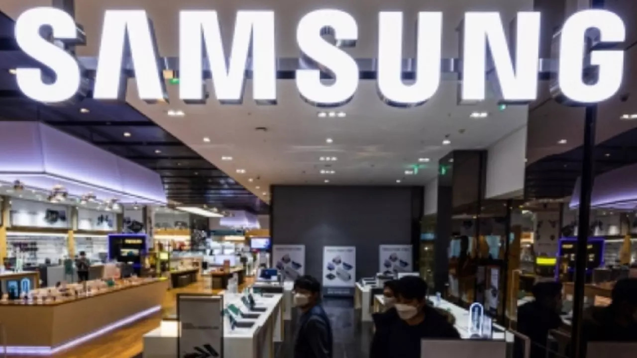 Samsung Sacks 30 Employees