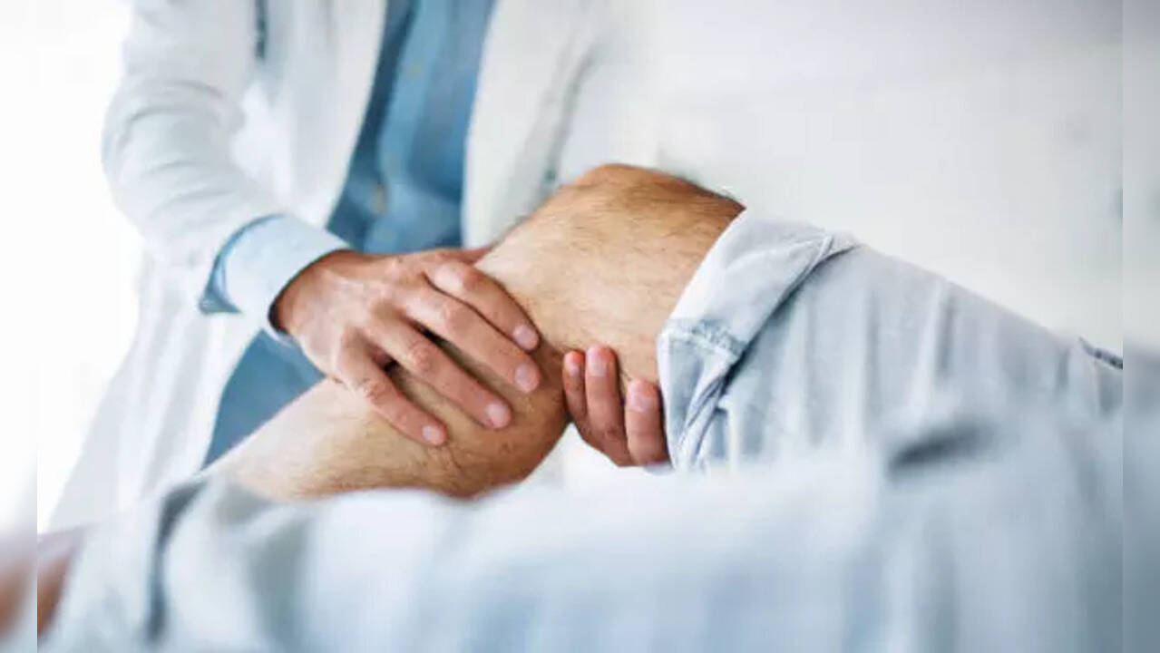 Rheumatoid Arthritis can severely affect your eyes; know how it causes