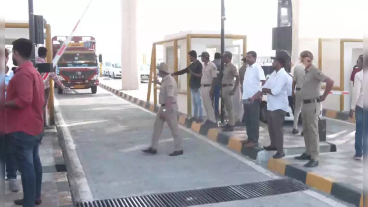 The expressway witnessed several protests.