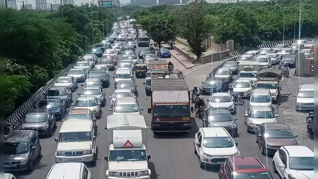 Loop entering Noida has become a choke point.