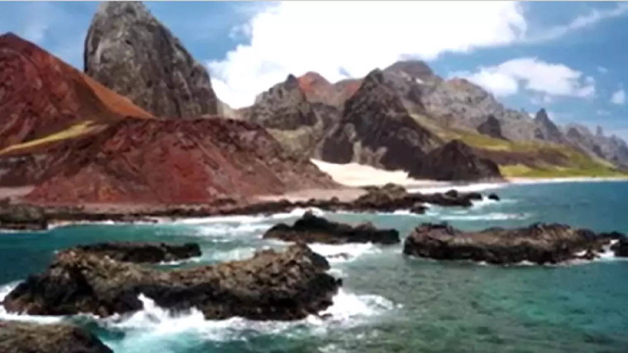Batuan yang terbuat dari limbah plastik cair ditemukan di pulau terpencil. Tonton foto dan videonya