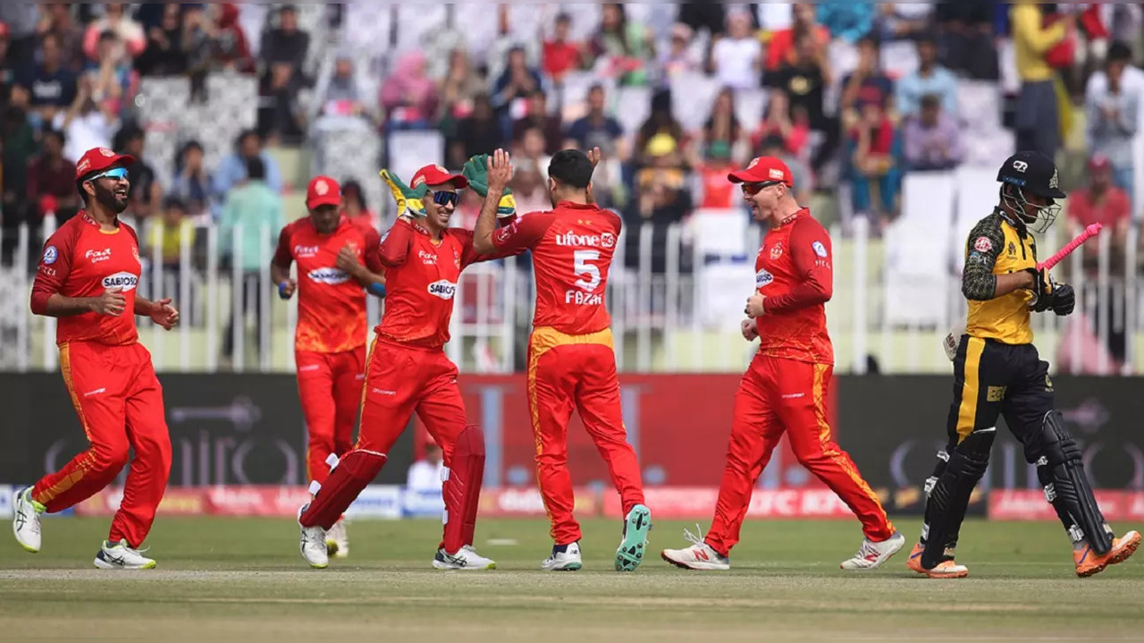 Peshwar Zalmi vs Islamabad United.