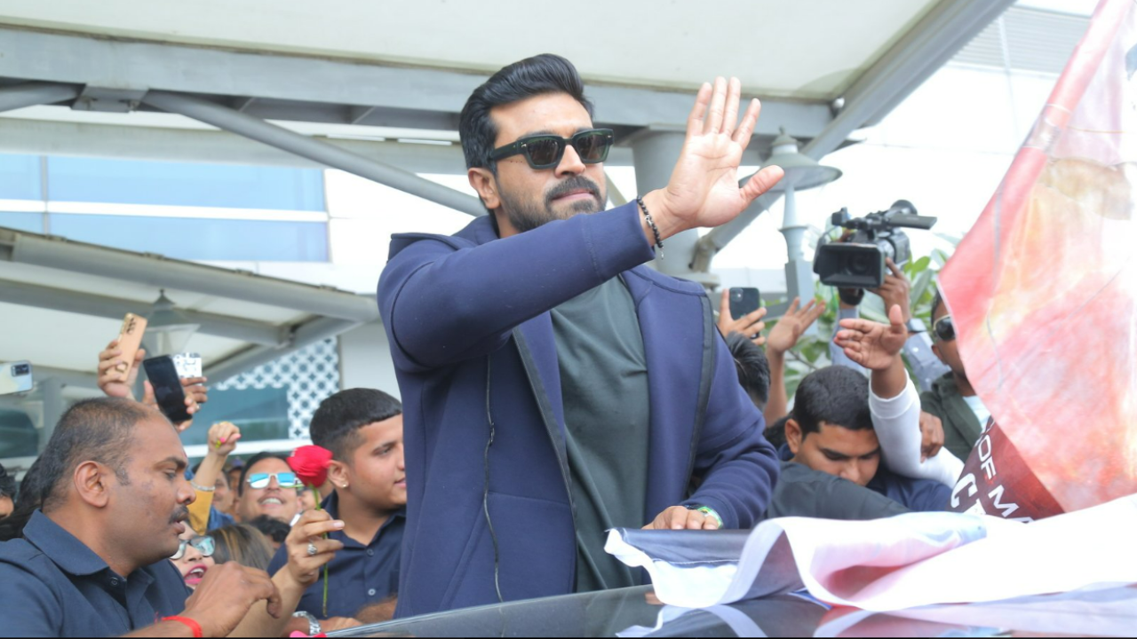 Ram Charan mobbed by fans at Delhi airport.