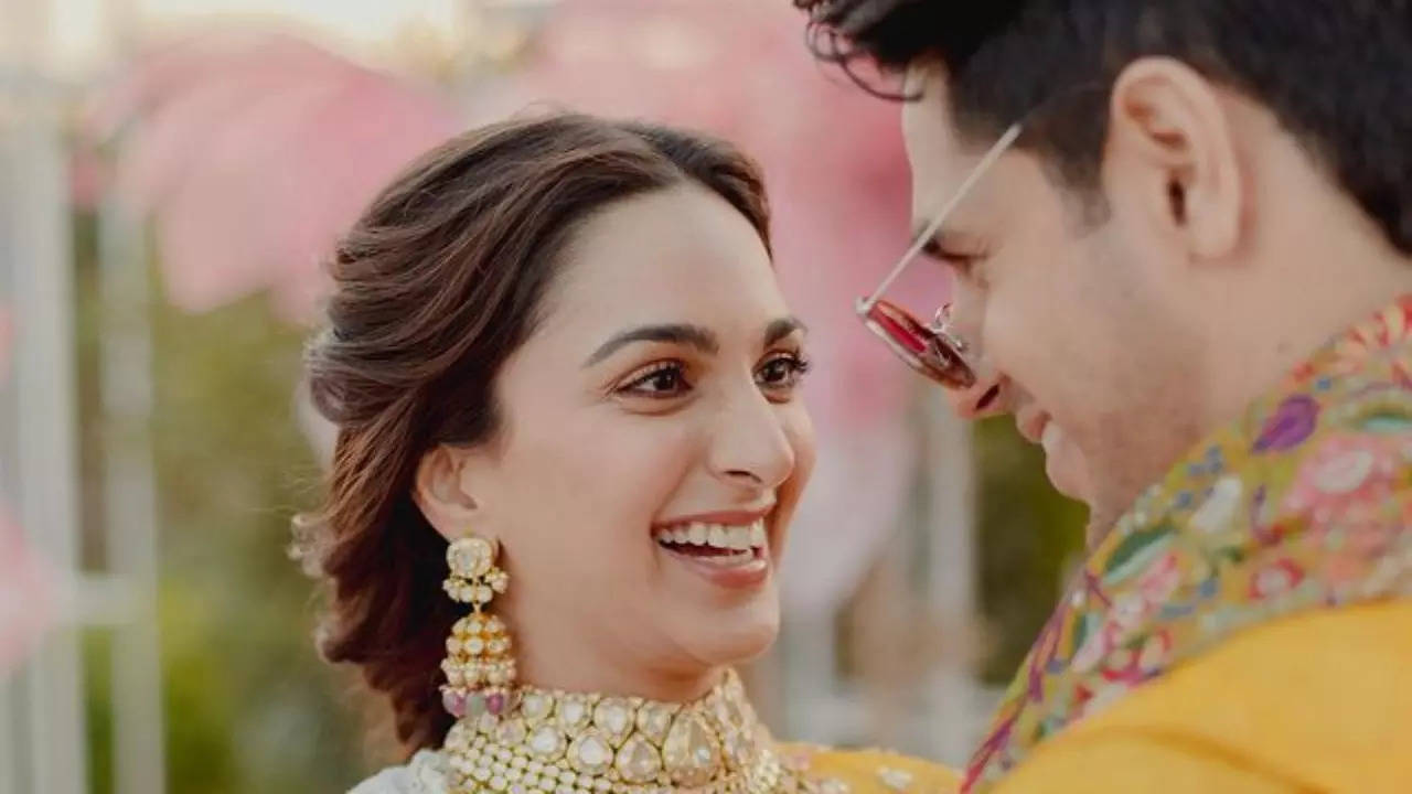 Kiara Advani blushes as paps ask her about married life with Sidharth Malhotra, says 'Sab sahi hai'