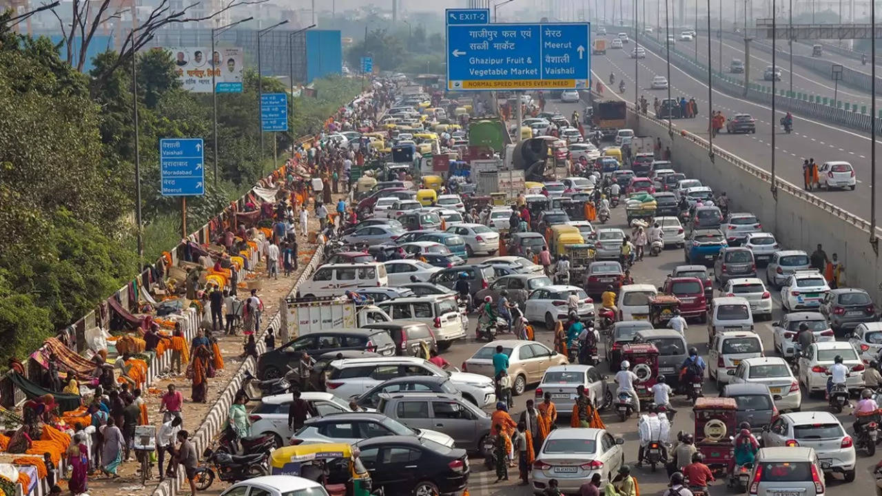 Traffic Delhi - pti.