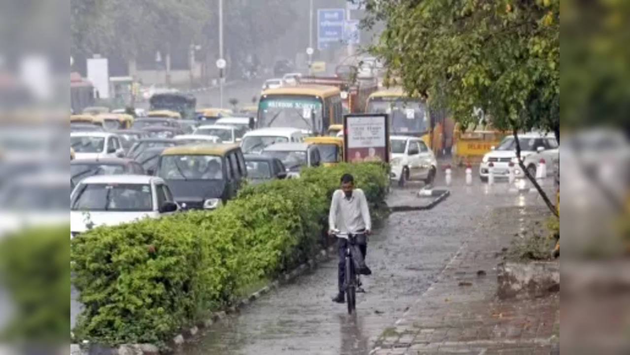 Heavy rainfall lashes parts of Delhi