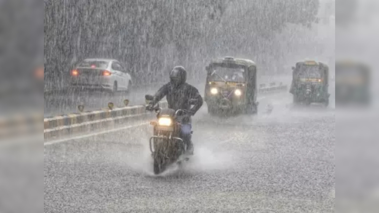 New Delhi: Vehicles make their way during the heavy rain in New Delhi on Monday, August 15, 2022. (Photo: Wasim Sarvar/IANS)