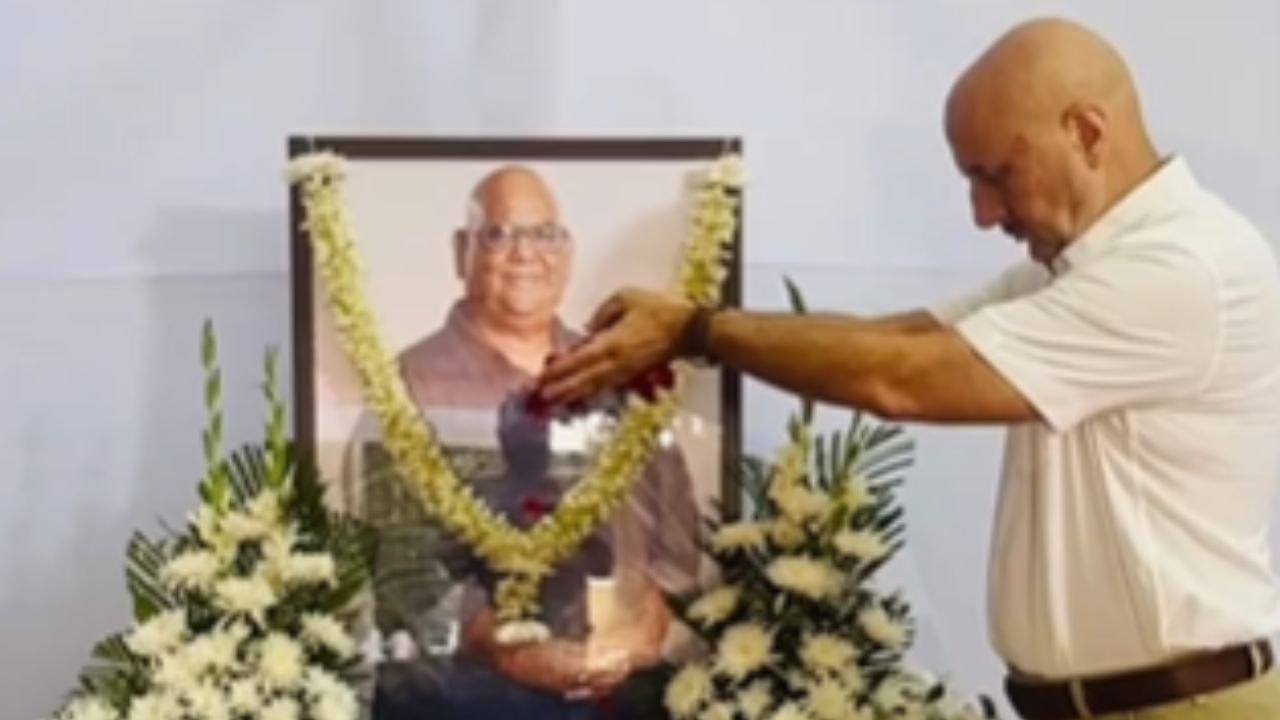 Tu bhi kya yaad karega! Anupam Kher adds Satish Kaushik's favourite song as he bids him final goodbye. Watch