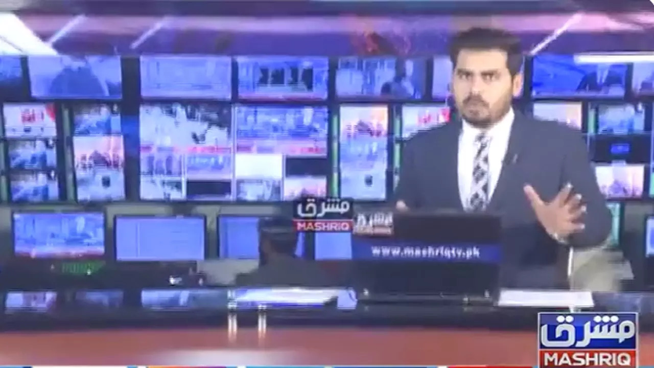 Pakistan TV Anchor Reading Out News During Earthquake