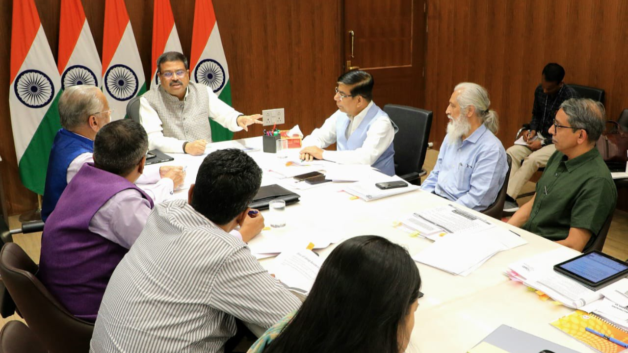 Dharmendra Pradhan chairs brainstorming session