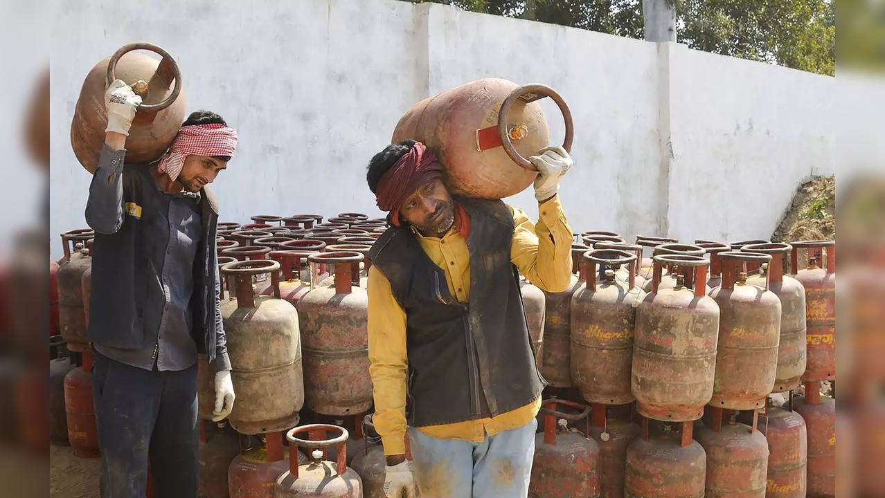 Govt extends PMUY subsidy of Rs 200/gas cylinder for another year; CCEA expects to incur Rs 7,680 crore in expenditure