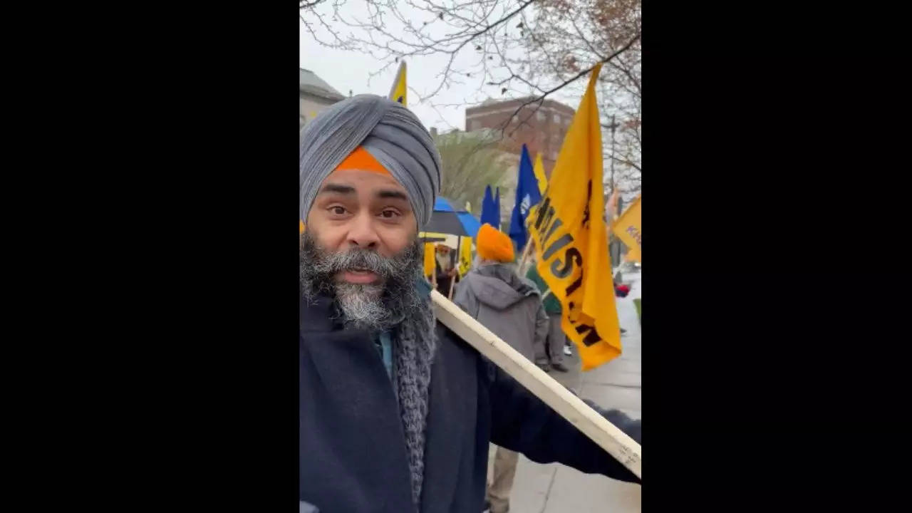 Lalit Jha shared a video in which two Sikh men could be seen wielding sticks and abusing the Indian government and PM Modi profusely