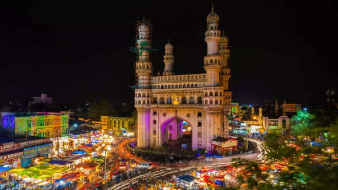 Hyderabad Traffic Police facilitate free parking near Charminar, Mecca Masjid