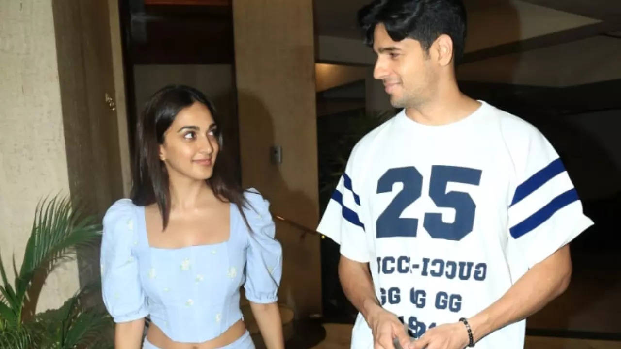 Sidharth Malhotra, Kiara Advani all smiles as they arrive at Manish Malhotra's home. Fans gush over 'Mr, Mrs Malhotra'