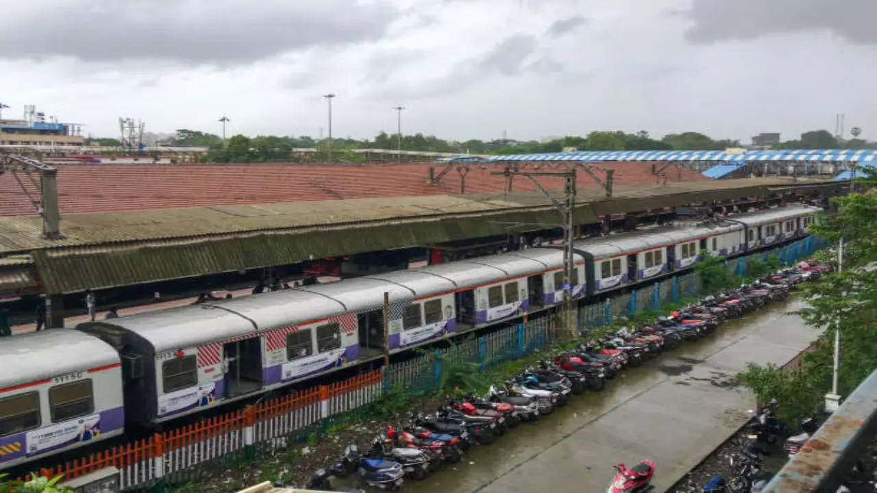 Mumbai: Local train passenger flings burning cloth on Divyang commuter