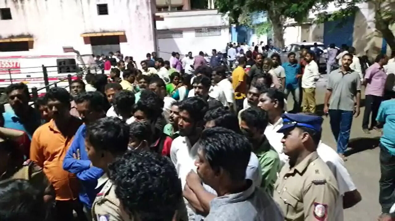AIADMK functionary hacked to death at Perambur in Chennai | India News ...