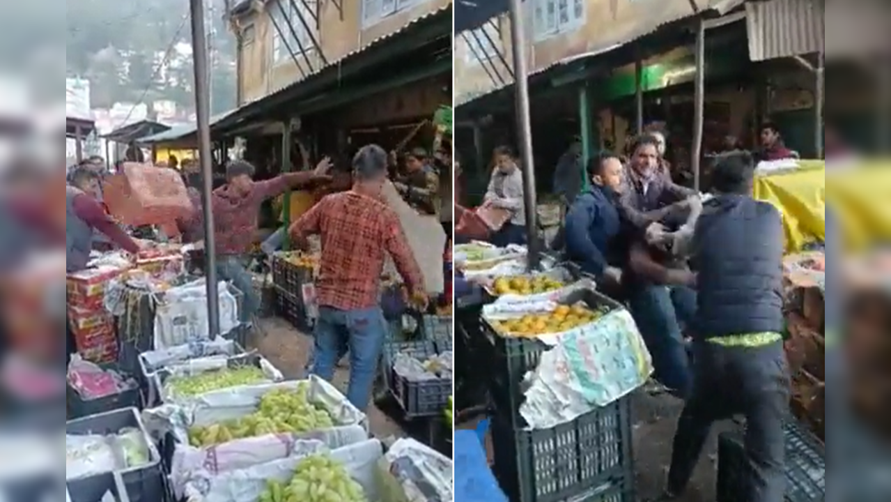 Fruit vendors get into a huge scuffle