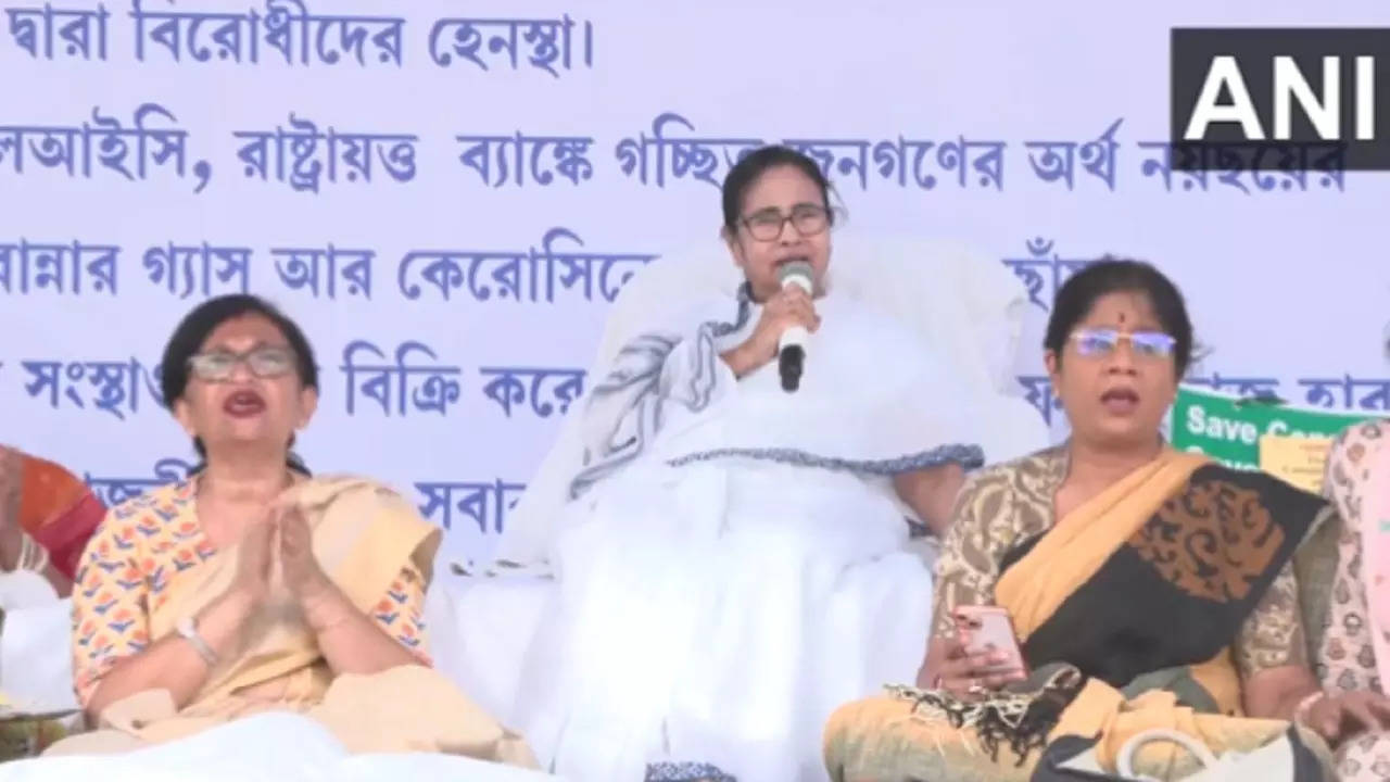 Mamata Banerjee Singing Ébar Tor Mora Gange