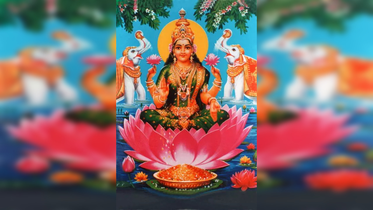 Friday prayers for Goddess Lakshmi too improve wealth