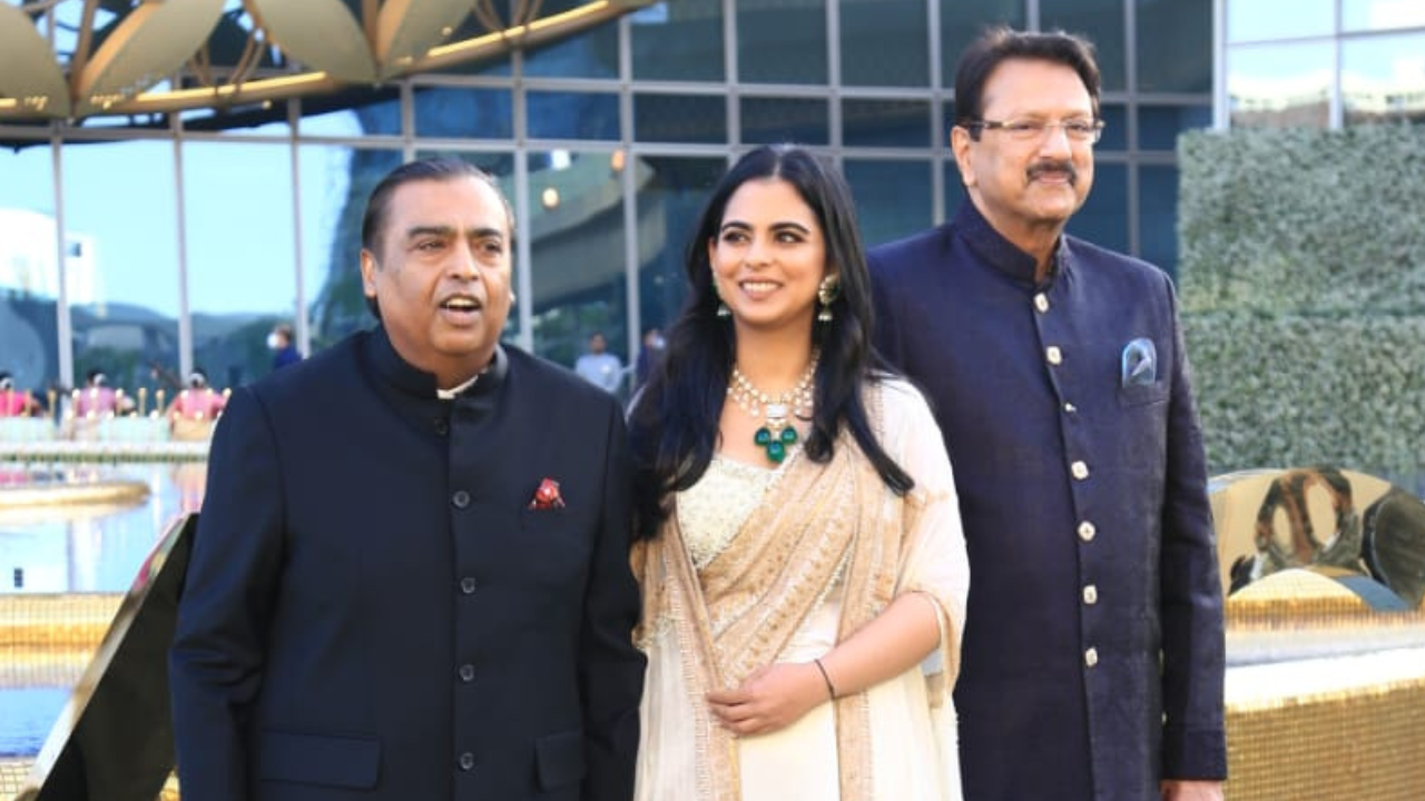 NMACC Grand Opening: Isha Ambani, Mukesh Ambani Make A Regal Entry