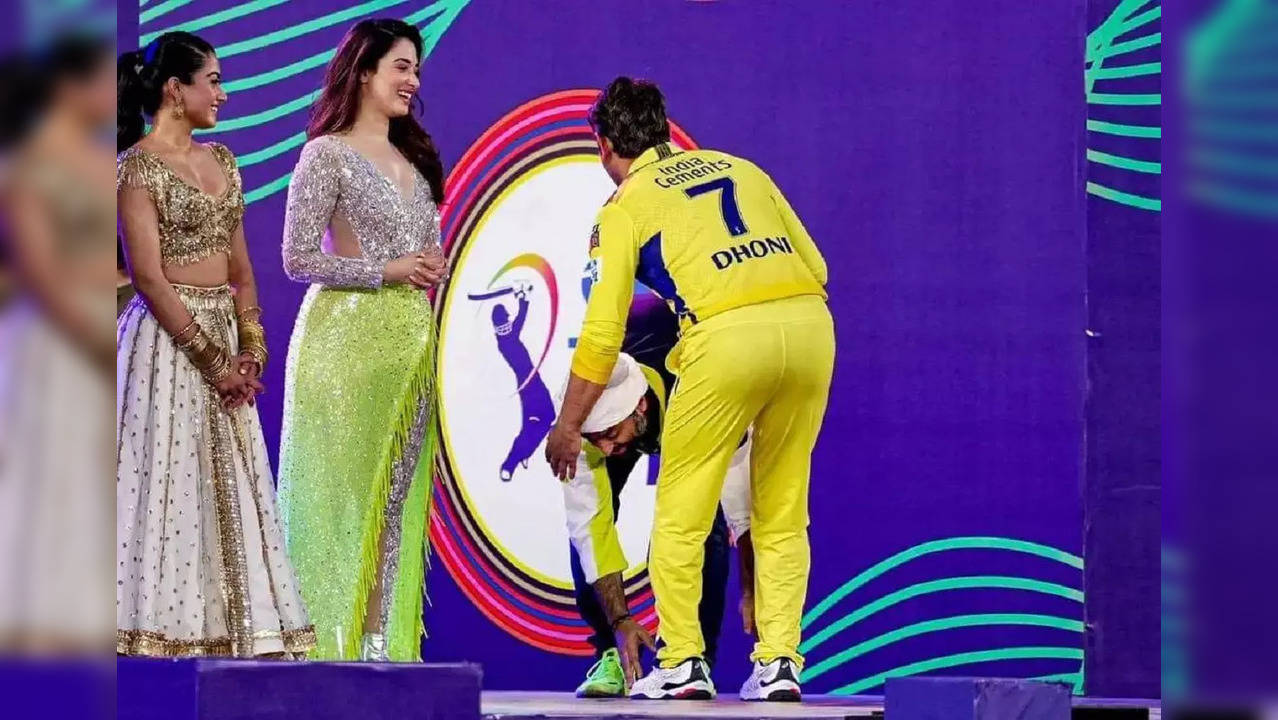 Arijit Singh touches MS Dhoni's feet IPL 2023 CSK vs GT.