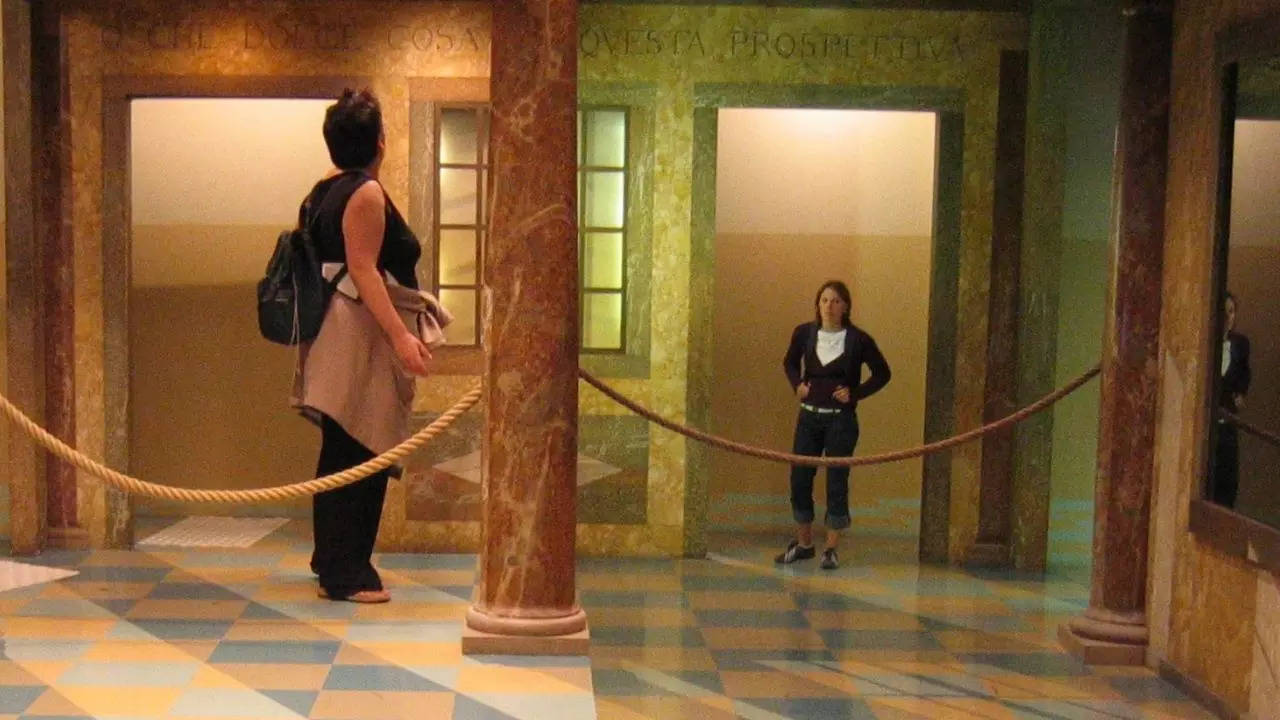 In this fascinating optical illusion, people appear to shrink or grow as they move around the trapezoidal-shaped Ames Room. | Courtesy: mosso, CC BY 2.0, via Wikimedia Commons