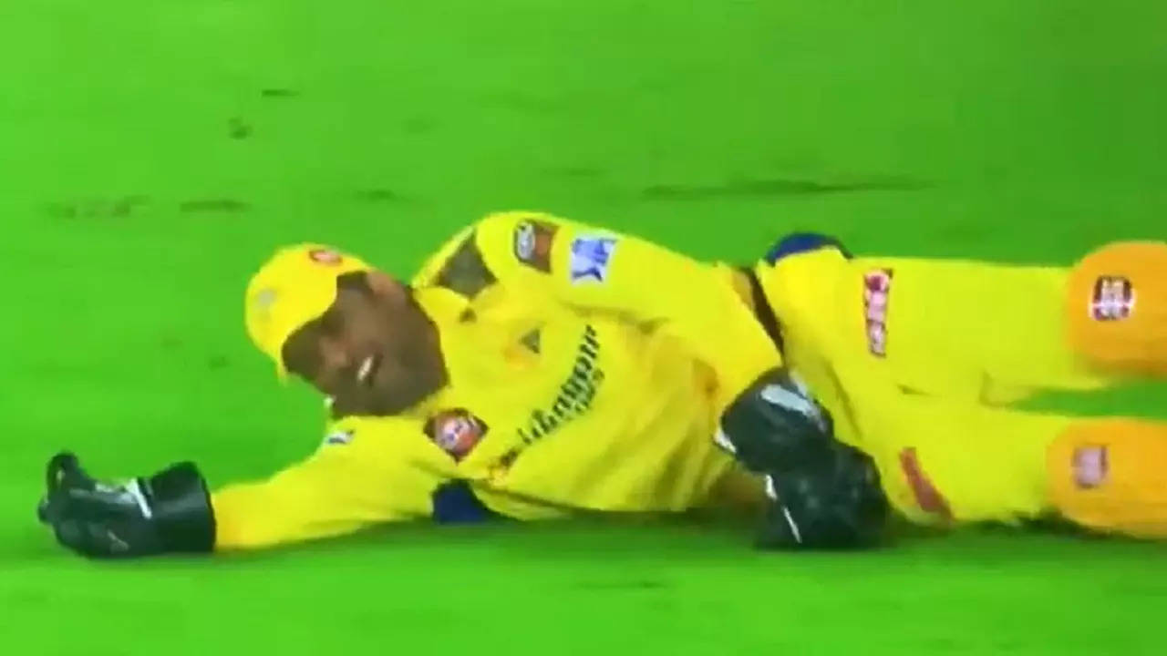 MS Dhoni in pain after getting injured.