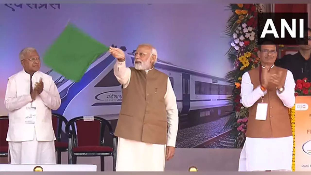 PM Modi Flags-Off Bhopal-Delhi Vande Bharat Train, interacts with ...