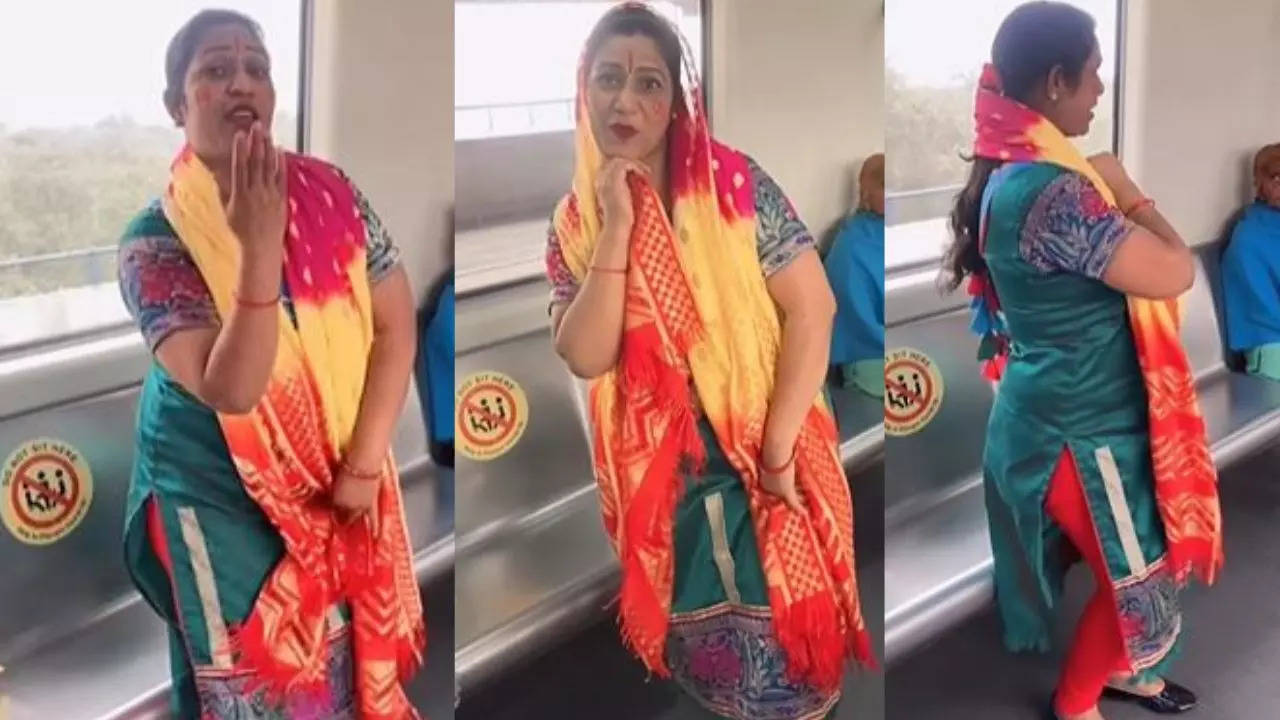 Viral Video Desi Womans Cringy Dance Inside Delhi Metro Shocks