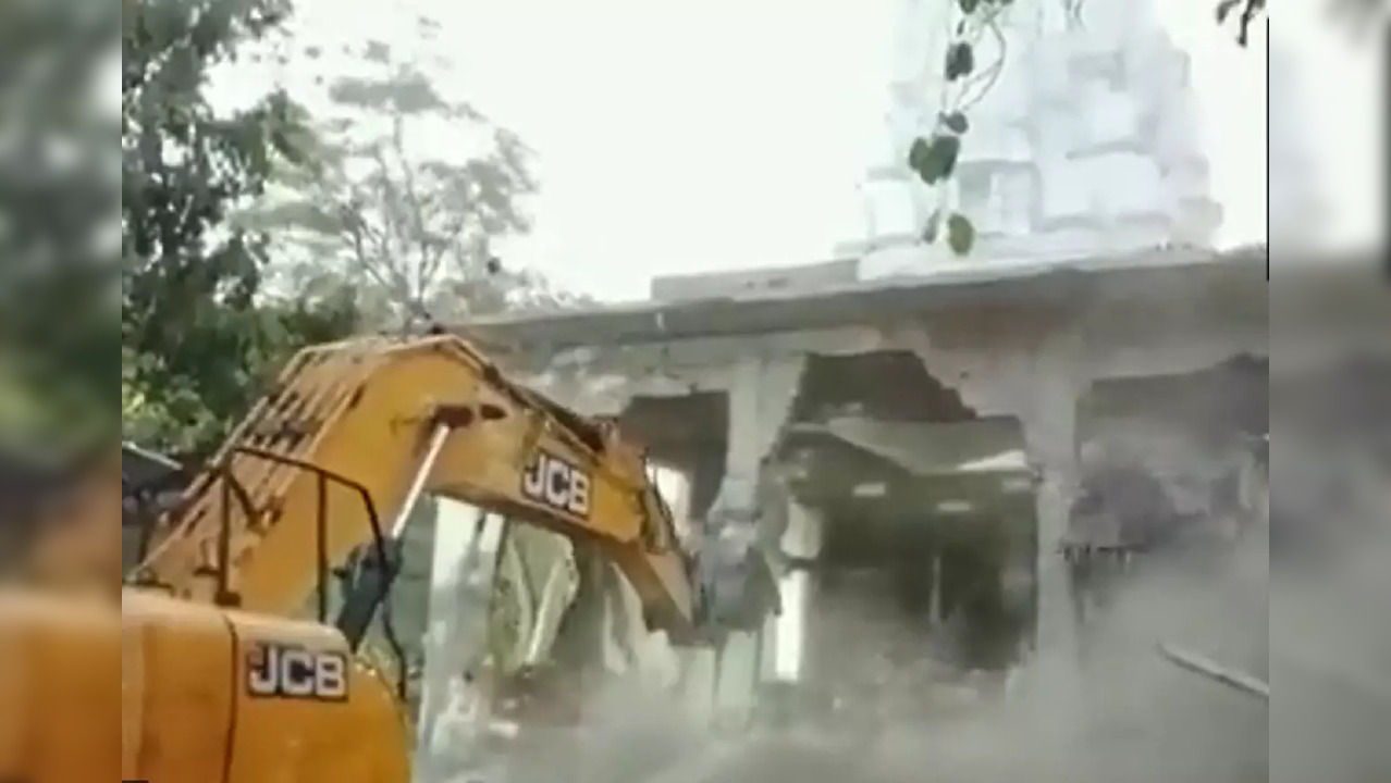 Bulldozer action on illegal structure at Indore temple after tragedy ...