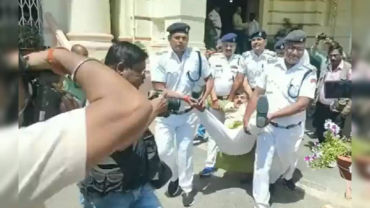 Video Bjp Mla Thrown Out Of Bihar Assembly After Ruckus Over Ram