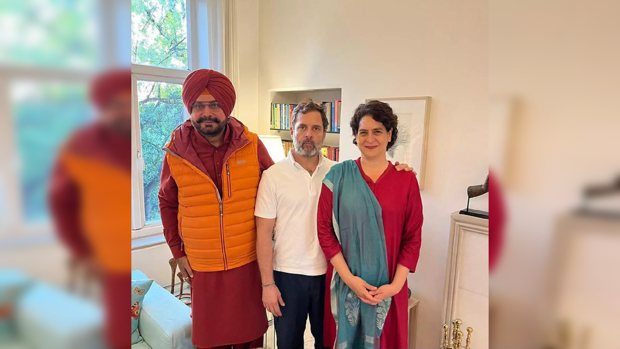 ​Navjot Singh Sidhu meets Rahul Gandhi