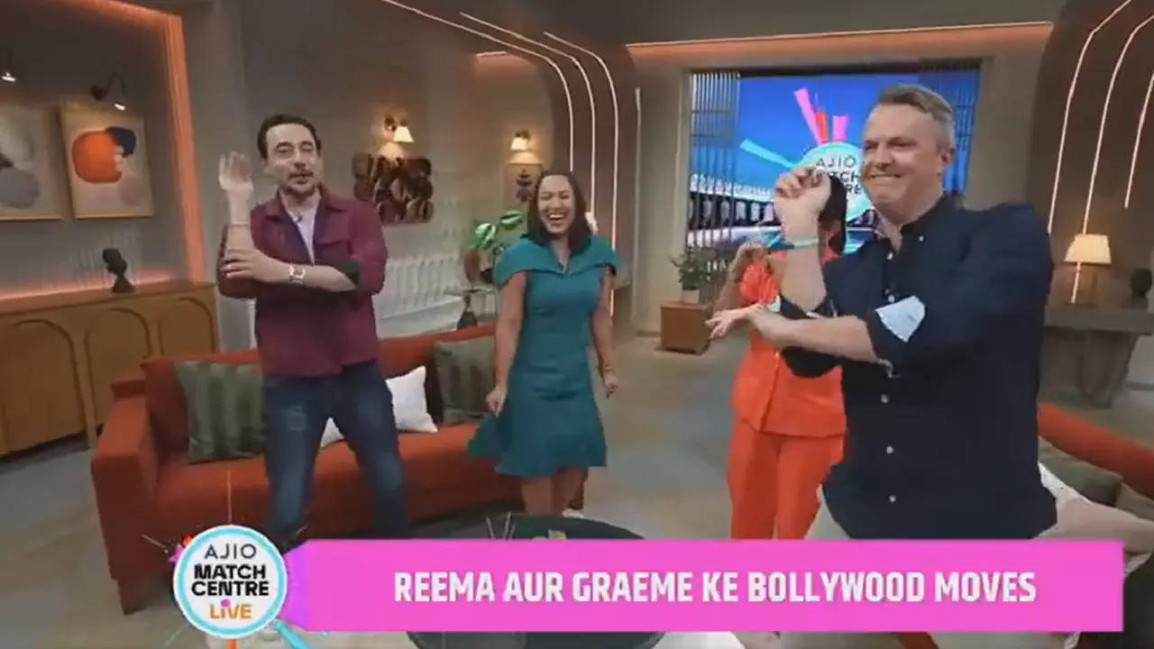 Graeme Swann performs naagin dance IPL 2023.