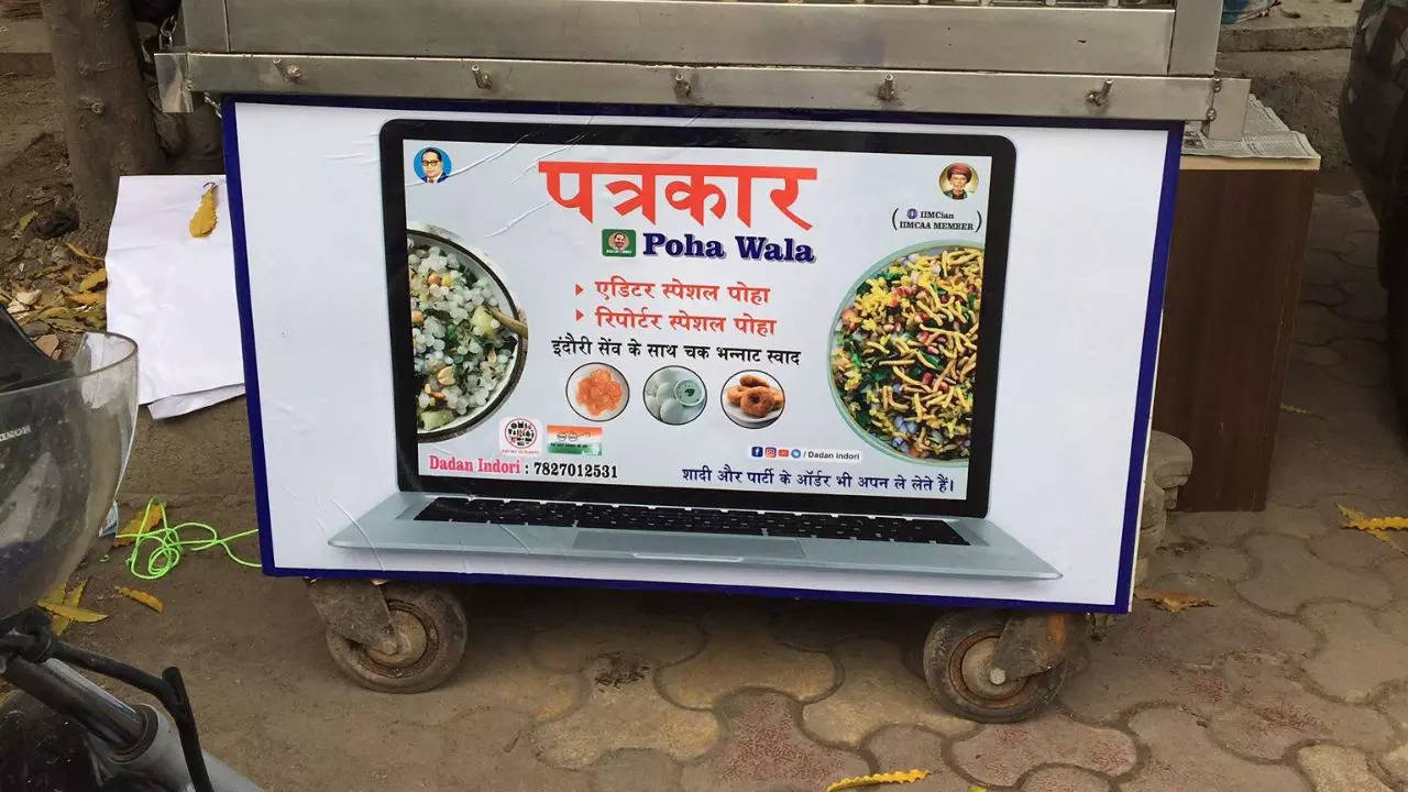 Former journalist Dadan Vishwakarma started 'Patrakar Poha Wala' outside Aaj Tak's Noida office after being fired without notice | Twitter