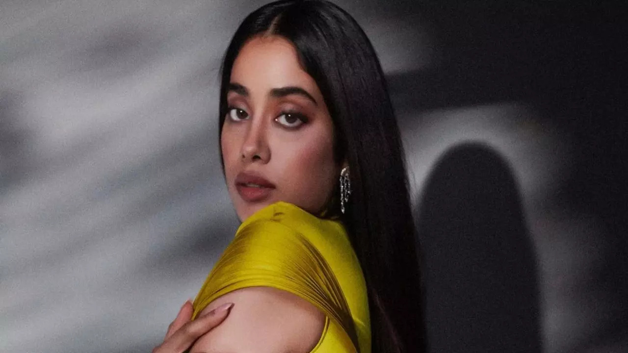 Janhvi Kapoor Almost Trips At Award Function, Netizens Blame ...