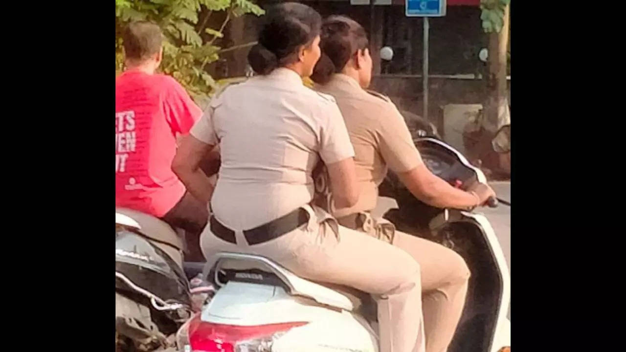 Female-Cops-Mumbai-without-helmet