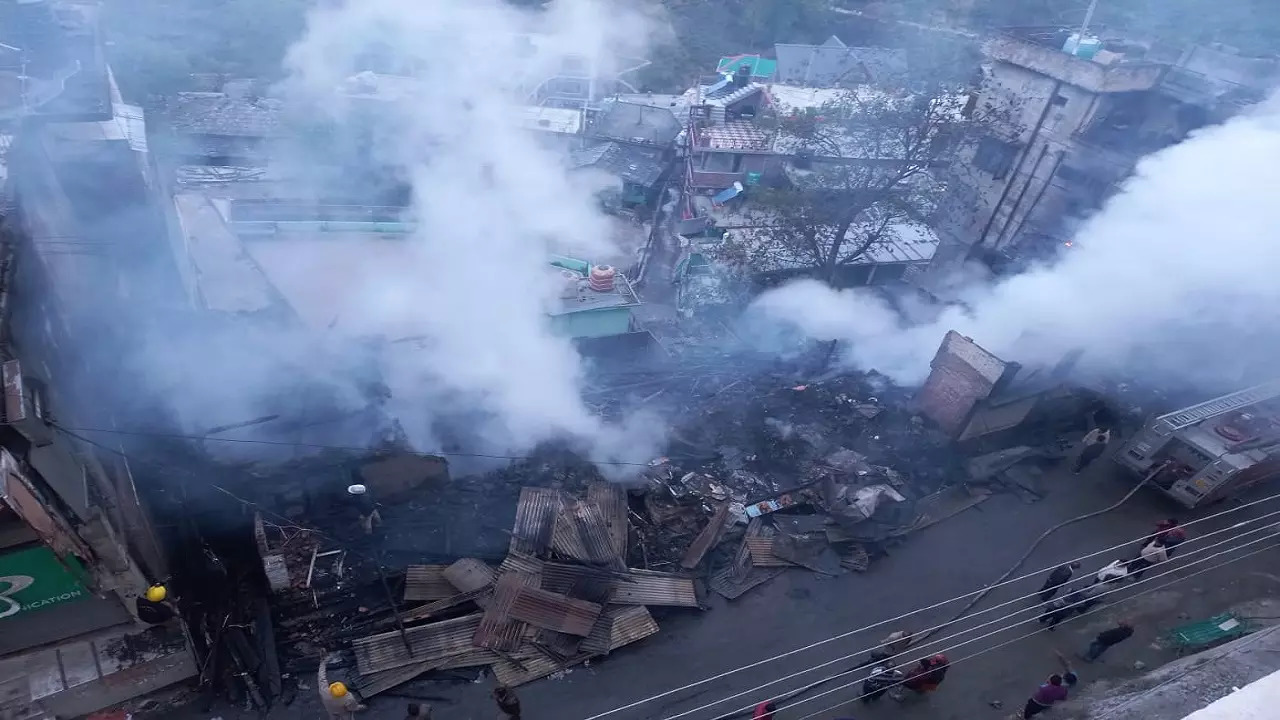 Fire breaks out near old bus stand in Himachal's Kullu