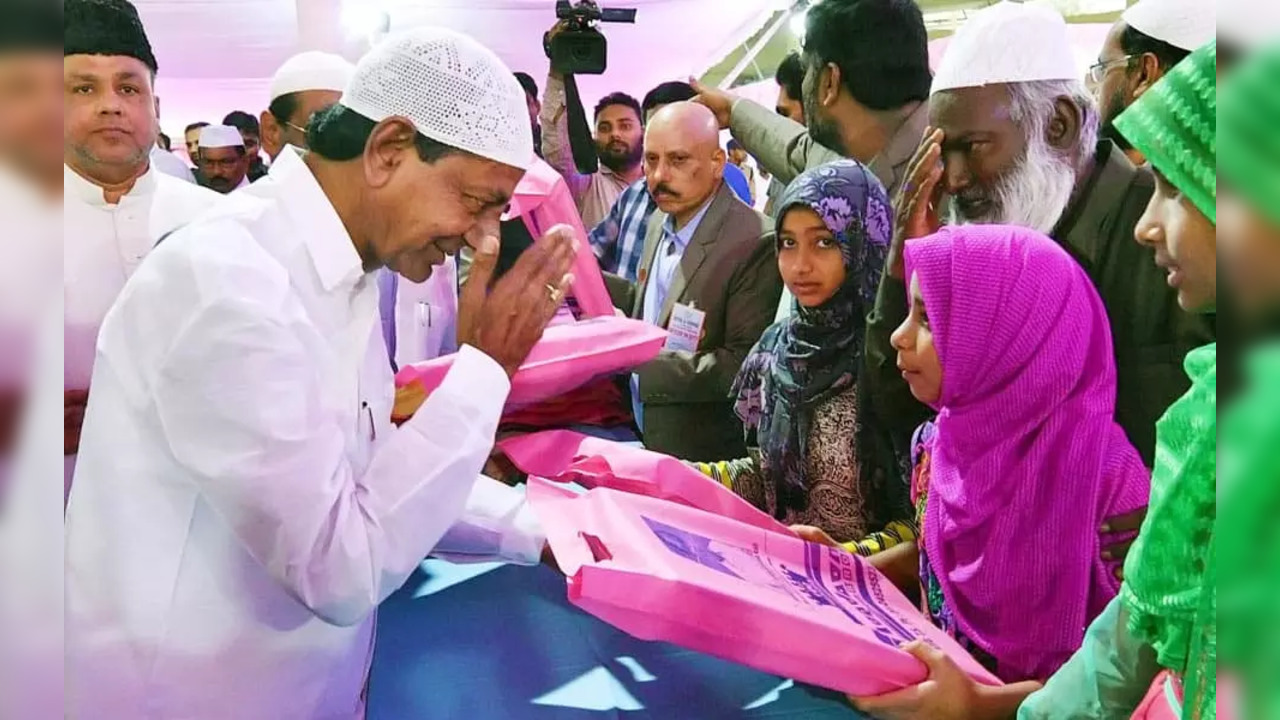 CM-KCR-participated-in-the-Iftar-Party