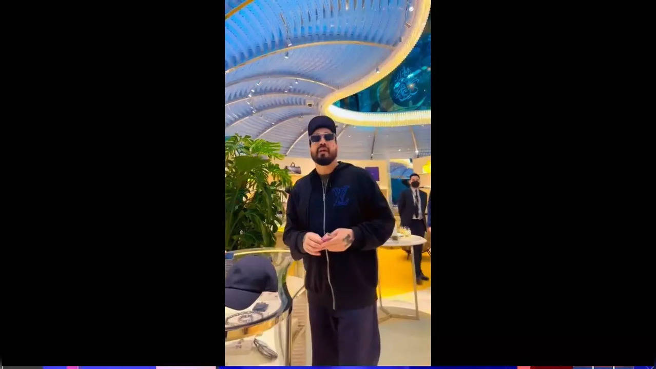 'Shopping At Doha Airport In Indian Currency', Singer Mika Singh ...