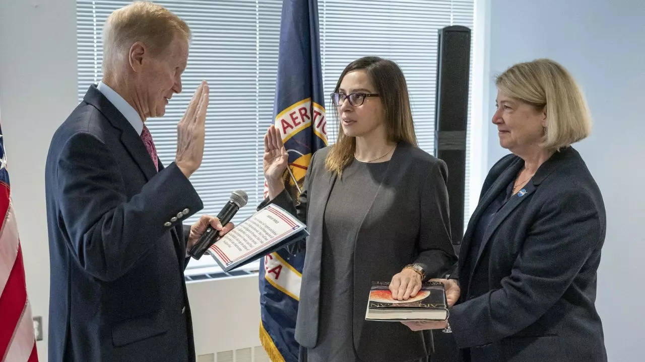 ​Makenzie Lystrup takes oath on Carl Sagan's 1994 book 'Pale Blue Dot' while being sworn in as the new Director of NASA's Goddard Space Flight Center | @aussiastronomer/Twitter