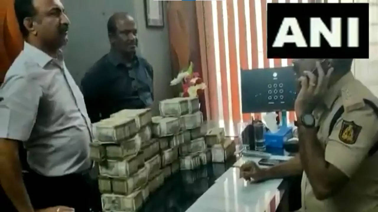 Bengaluru: Two held with Rs 1 Crore cash