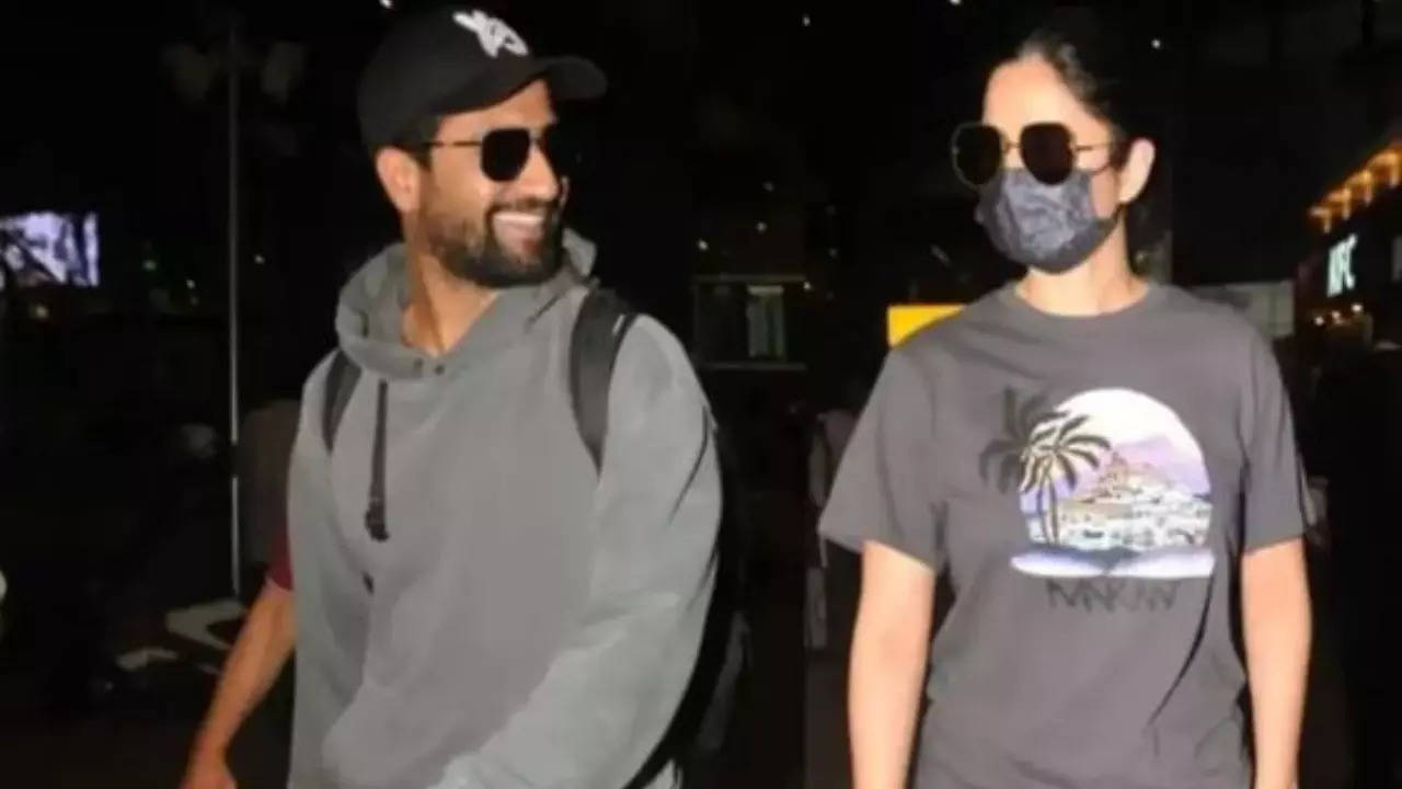 Vicky Kaushal, Katrina Kaif Get Mobbed By Fans At Mumbai Airport ...