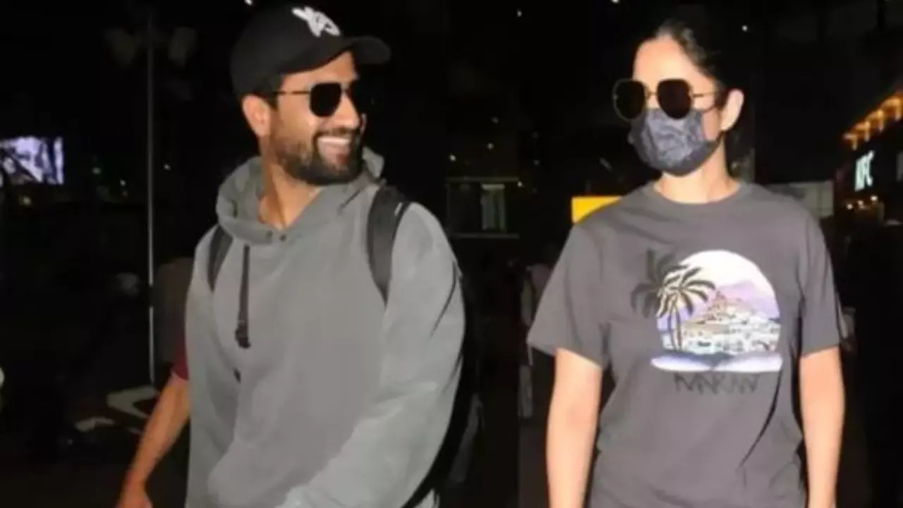 Vicky Kaushal, Katrina Kaif Get Mobbed By Fans At Mumbai Airport.